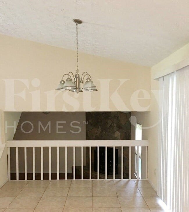 Building Photo - 3090 Meadowview Ln