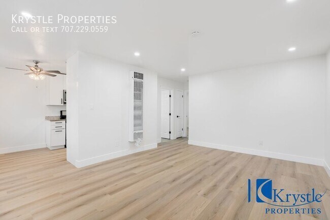 Foto del edificio - Beautifully upgraded, upstairs unit in the...