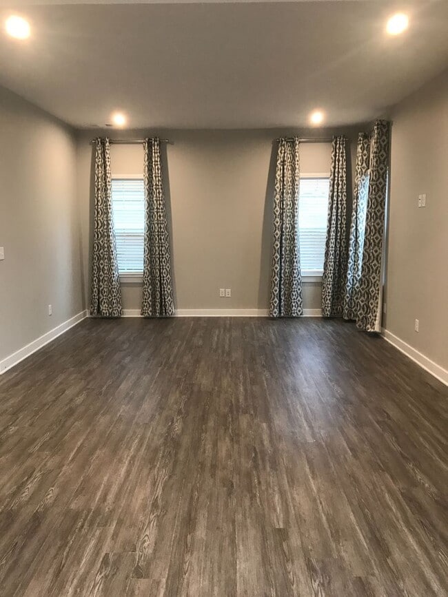 Building Photo - 3 Bed 2.5 Bath Home Near Spring Hill, Load...