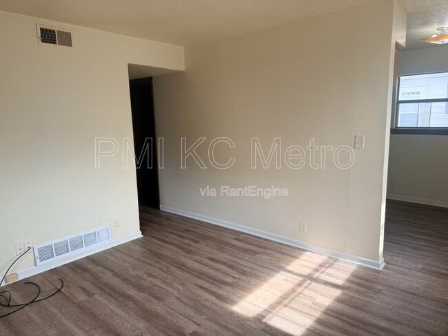 Foto del edificio - 102 E Sunrise Dr