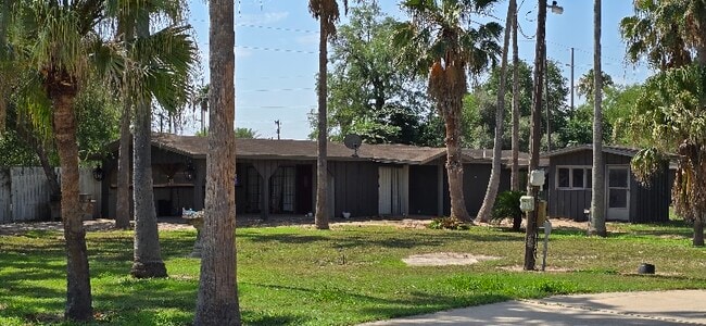 Building Photo - 1709 E Sioux Rd