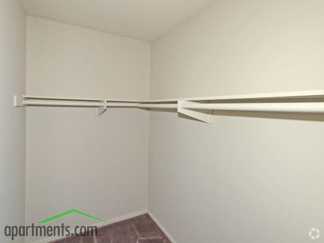 Closet - Huntington Pointe