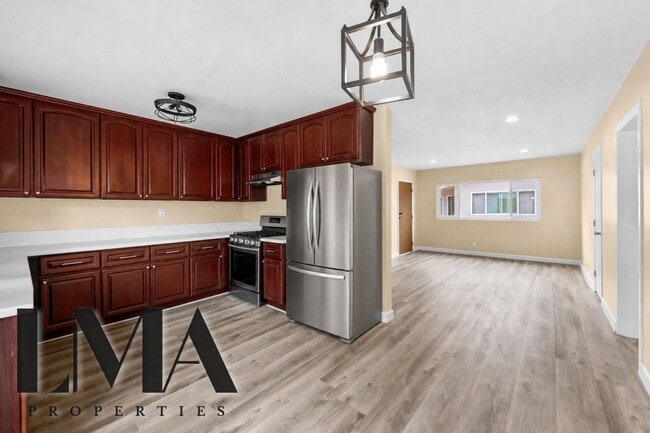 Foto del edificio - 4317 W 120th St