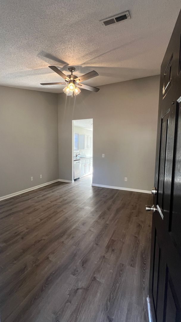 Foto del edificio - Sleek and Stylish Renovated 3 Bedroom, 2 full bath cottage home in Mid-town! Only $1750/mo.!!