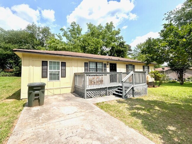 Foto del edificio - Spacious 4-Bedroom, 2-Bath Home Located in...