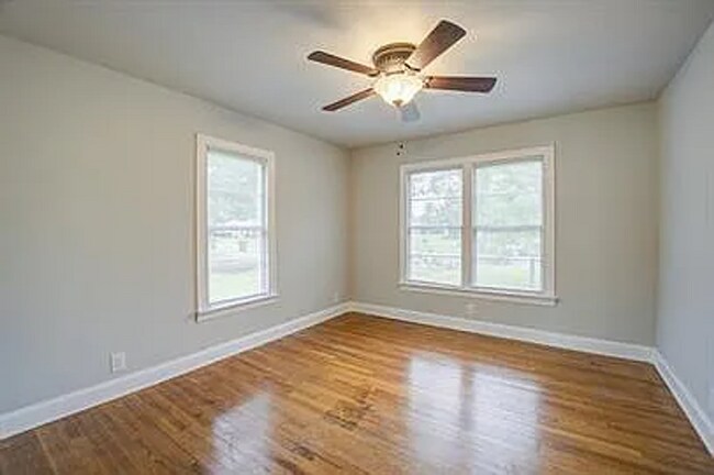 Foto del edificio - 3330 12th St