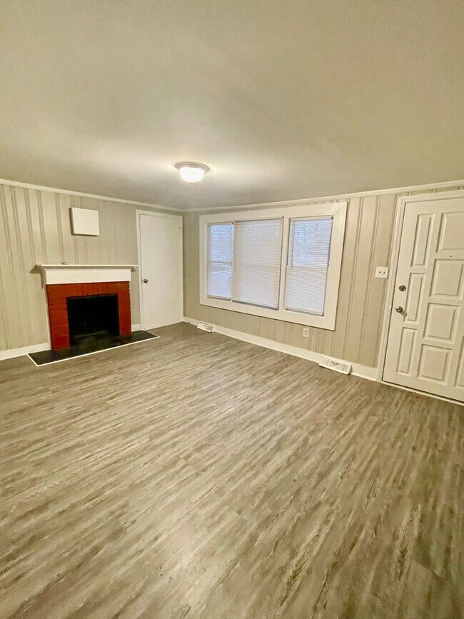 Foto del edificio - Welcome to this newly renovated, a charming 3-bedroom, 1-bathroom home located in the vibrant cit...