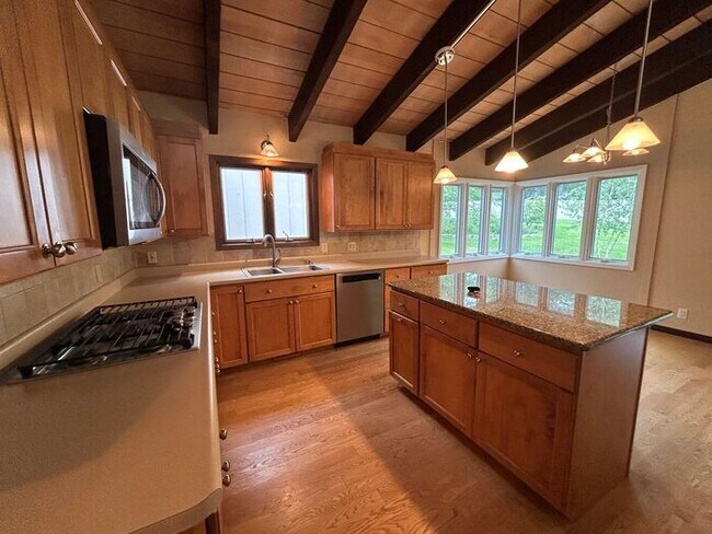 Foto del edificio - $3,350 | 5 Bedroom, 2.5 Bathroom House | P...