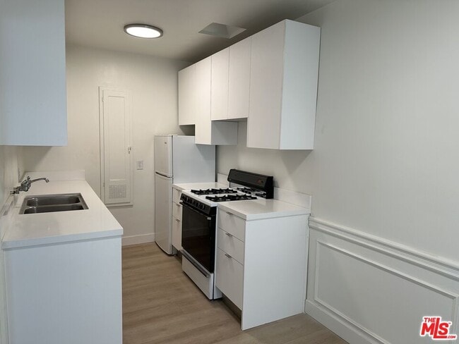 Foto del edificio - 325 N Palm Dr