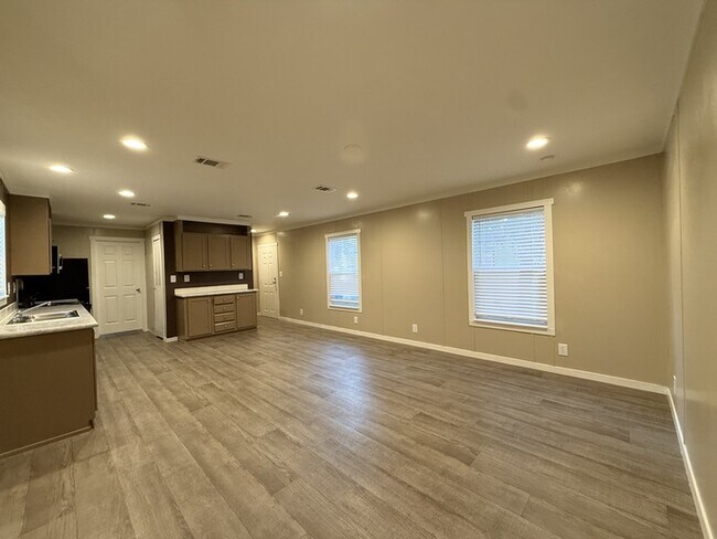 Foto del edificio - 118 E Semands St