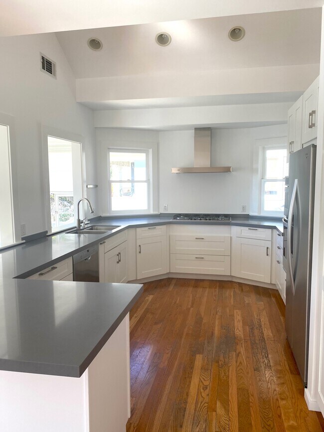 Building Photo - 2617 3rd St