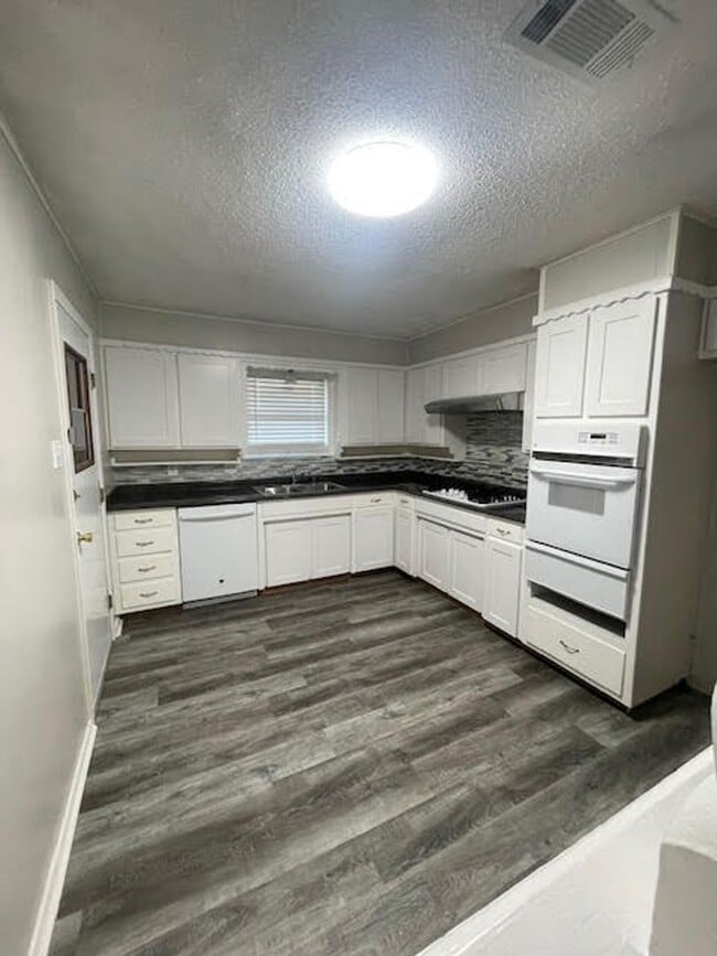 Building Photo - Single-Family Home: 3 bed, 2 bath