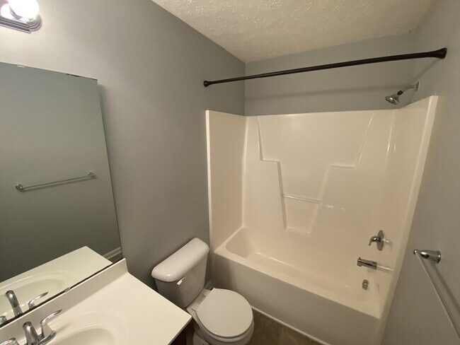 Building Photo - Wonderful 2 Bedroom Town Home-101 Glen Can...