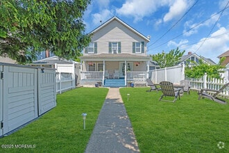 Building Photo - 608 Lareine Ave