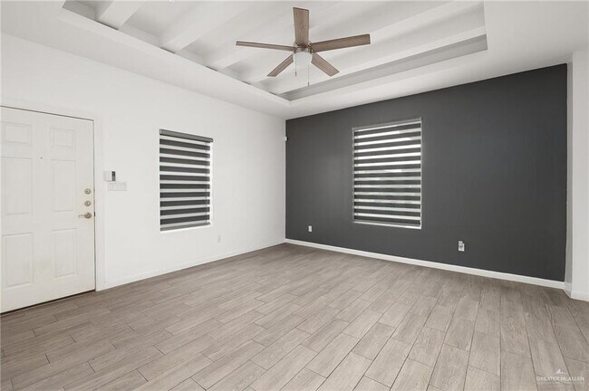 Foto del edificio - 907 W Carmel Ave