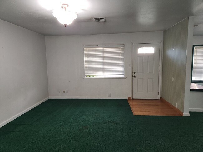 Foto del edificio - 3-bedroom 1 bath Single Level House