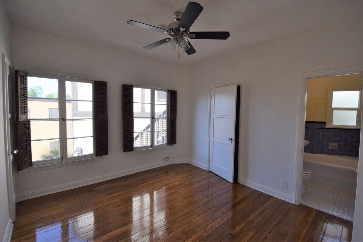 Primary Photo - 2064 Argyle Ave