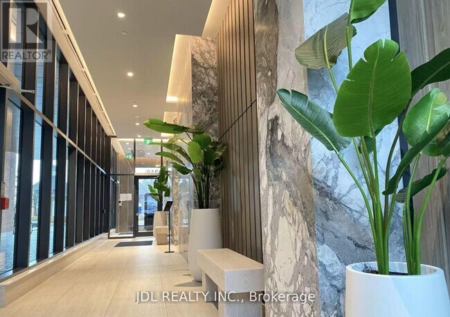 Photo du bâtiment - 215-215 Lakeshore Rd W