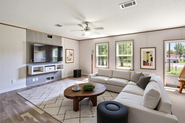 Building Photo - 1721 Main St