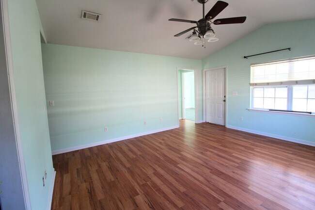 Foto del edificio - 3 Bedroom Home in Wakulla Gardens Available Now