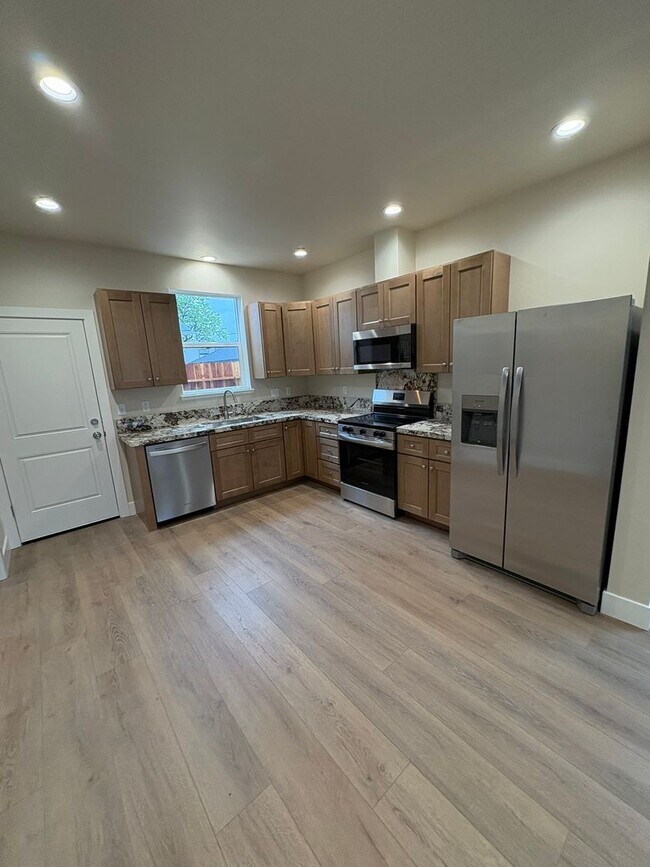 Foto del edificio - $2395.00 - BRAND NEW - Mid Town - OFF STRE...