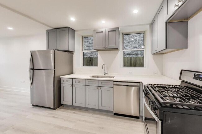 Building Photo - 3 bedroom in Chicago IL 60657