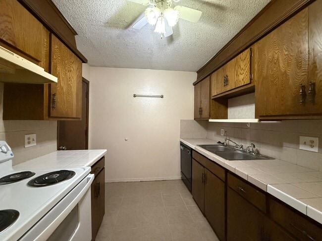 Building Photo - A 3 bed, 2 bath Duplex in Broken Arrow