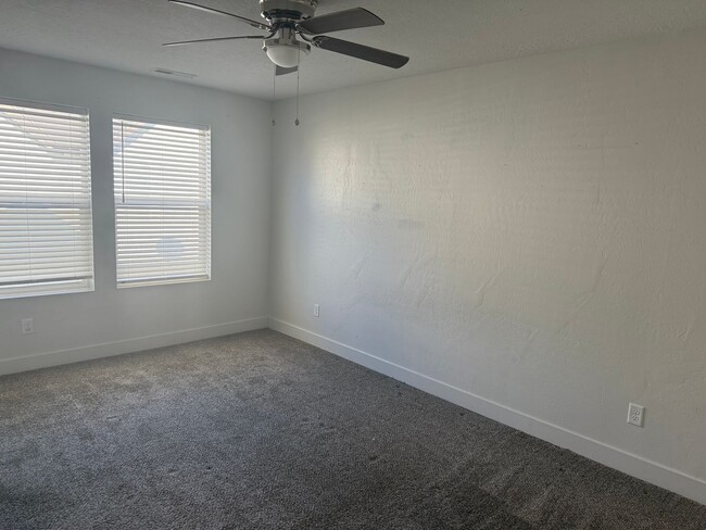 Building Photo - Beautiful town home with central air and a 2 car garage