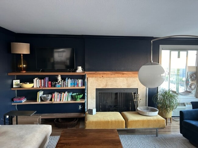 Building Photo - Boutique Condo with Stunning Views of Elliot Bay!