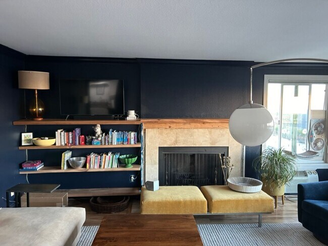 Foto del edificio - Boutique Condo with Stunning Views of Elliot Bay!