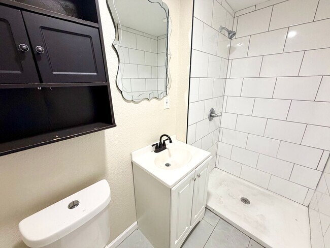 Foto del edificio - 4 bedroom on a large corner lot in Hewitt!