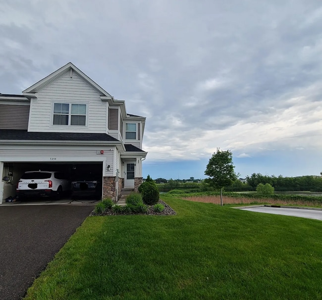 Building Photo - Beautiful 4bed 3.5bath End Unit Townhome With Walk-Out Basement!