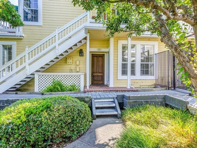 Building Photo - Benicia Marina Single Story Condo Now Avai...