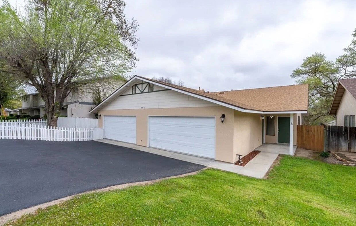 Primary Photo - Downtown Duplex