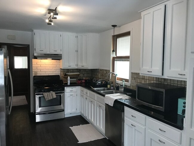 Building Photo - Single Family Home w/ Garage in Daytons Bl...