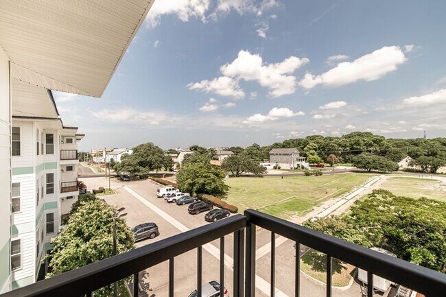 Foto del edificio - 2211 Pretty Lake Ave