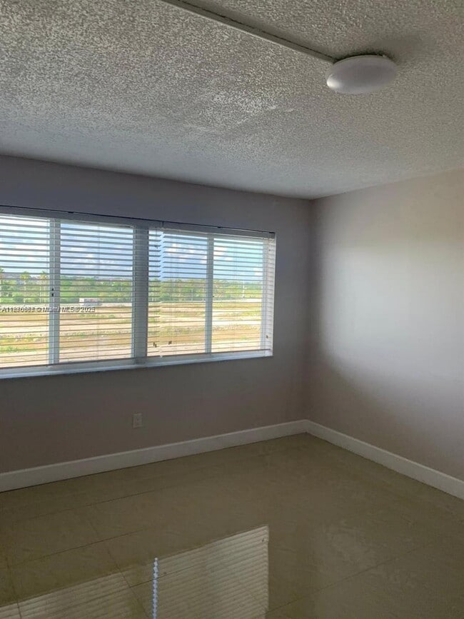 Building Photo - 14830 Naranja Lakes Blvd