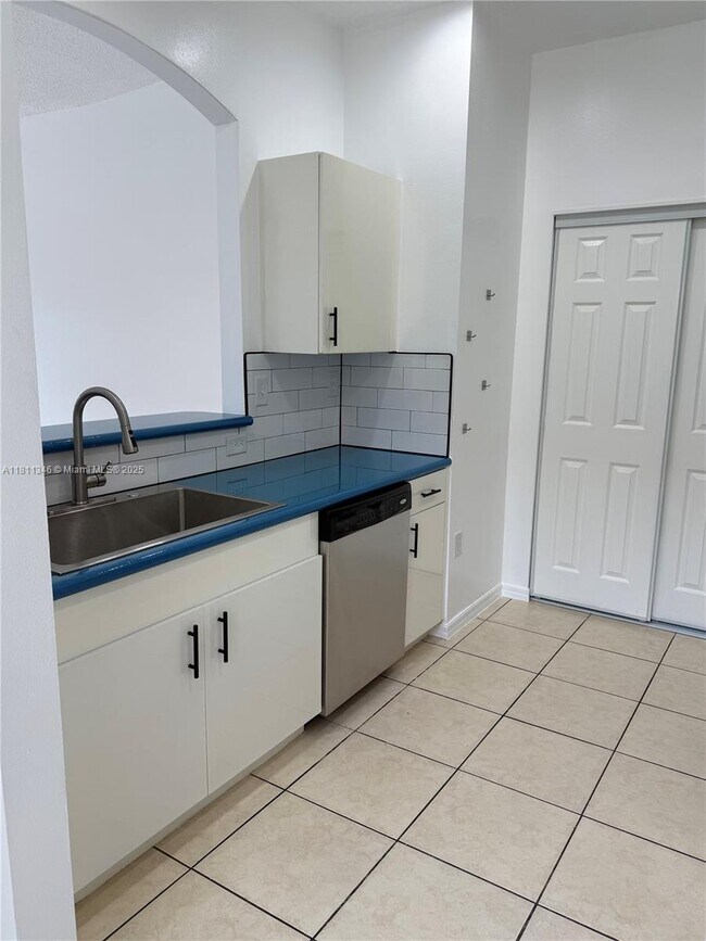 Foto del edificio - 4285 NE 10th Ct