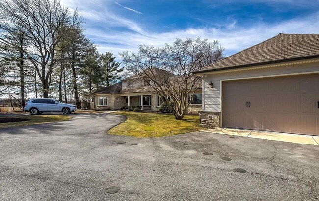 Building Photo - Stunning 4 BR/3.5 BA Single-Family Home in...