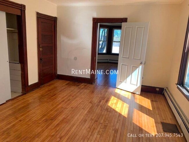 Building Photo - 701 Main St