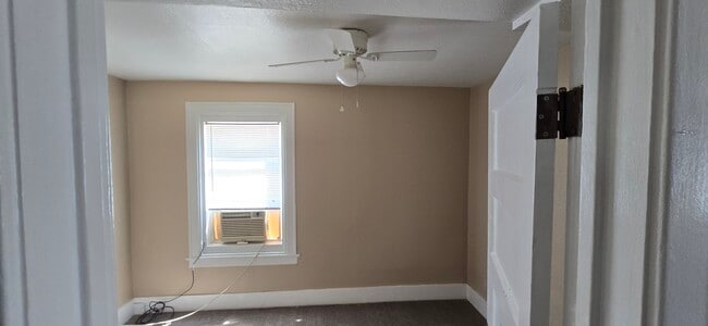 Building Photo - 1110 E 6th St