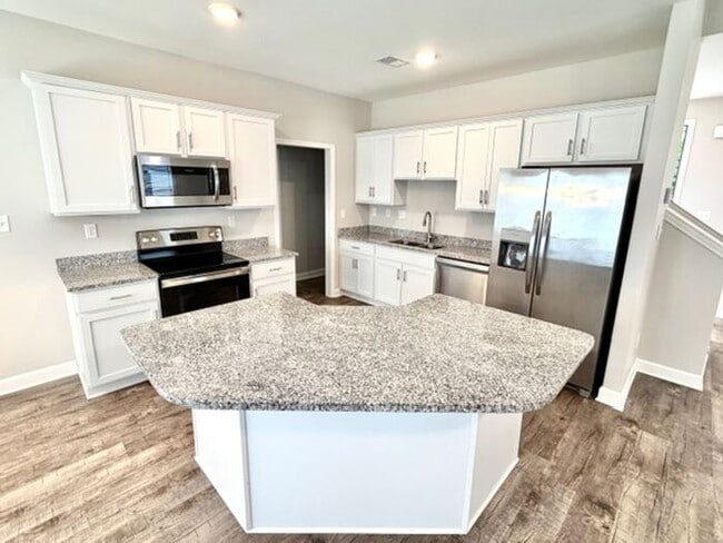 Building Photo - Now Leasing a 4-bedroom 2.5 bath home in Millington. Available Now!