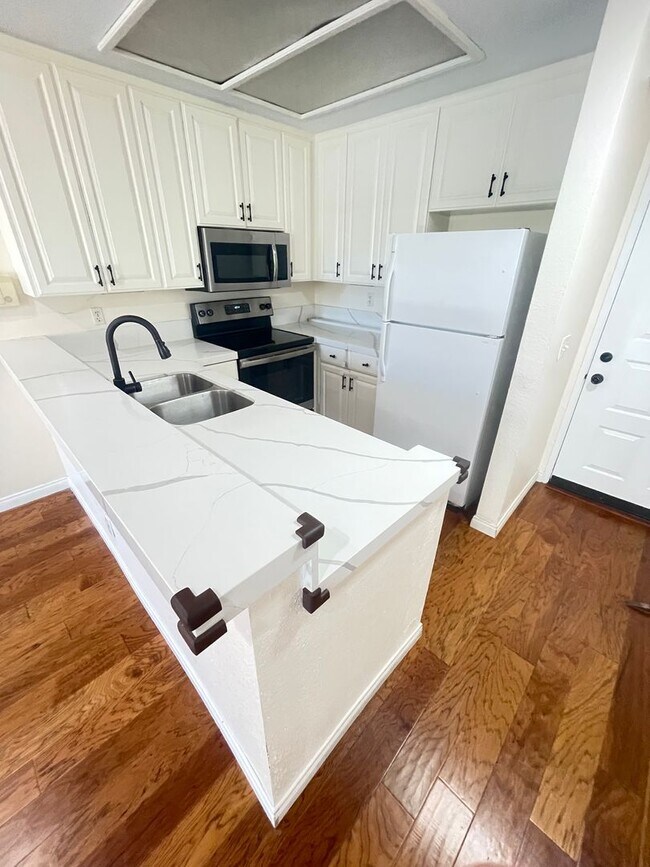 Foto del edificio - Super cute 1 bdrm in the heart of UTC