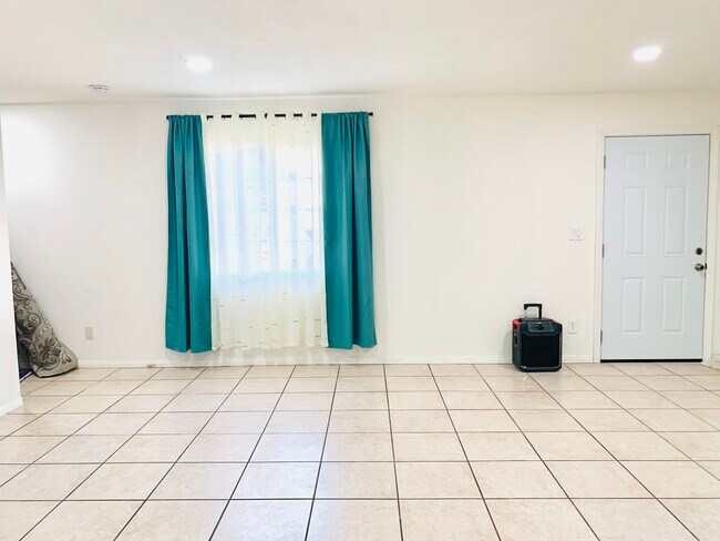 Foto del edificio - 14729 Funston Ave