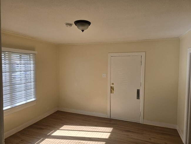 Building Photo - 2812 3/4 Hillcrest Dr