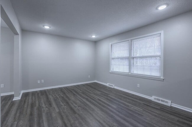 Building Photo - 6725 NW Hilldale Dr