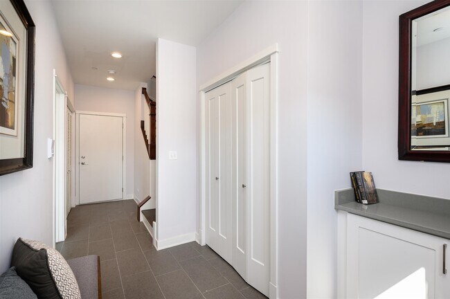 Foto del edificio - 3233 S Stewart Ave
