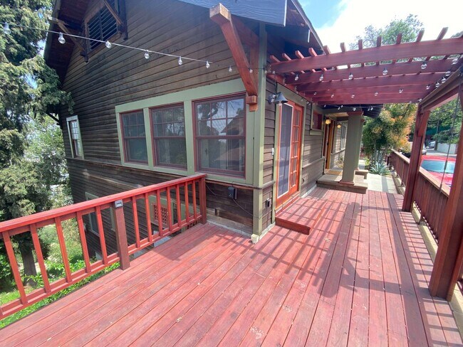Building Photo - Gorgeous 2 story Home with 4 Beds + 2 Bath...