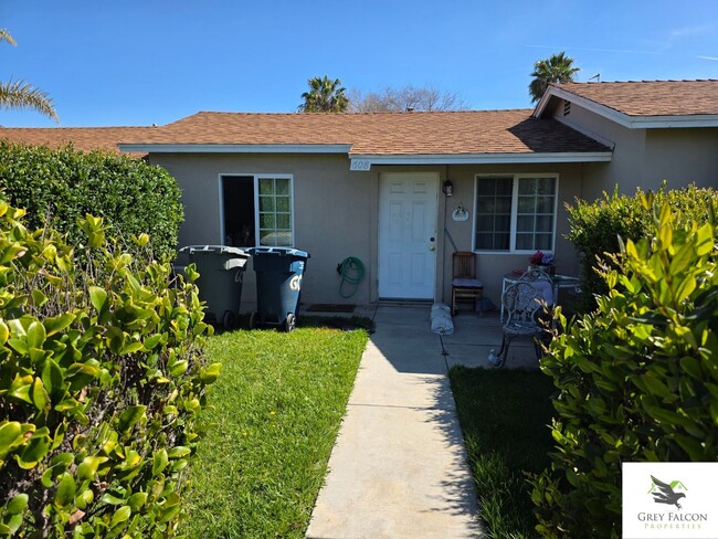 Building Photo - Cozy 1 bedroom home with private yards and...