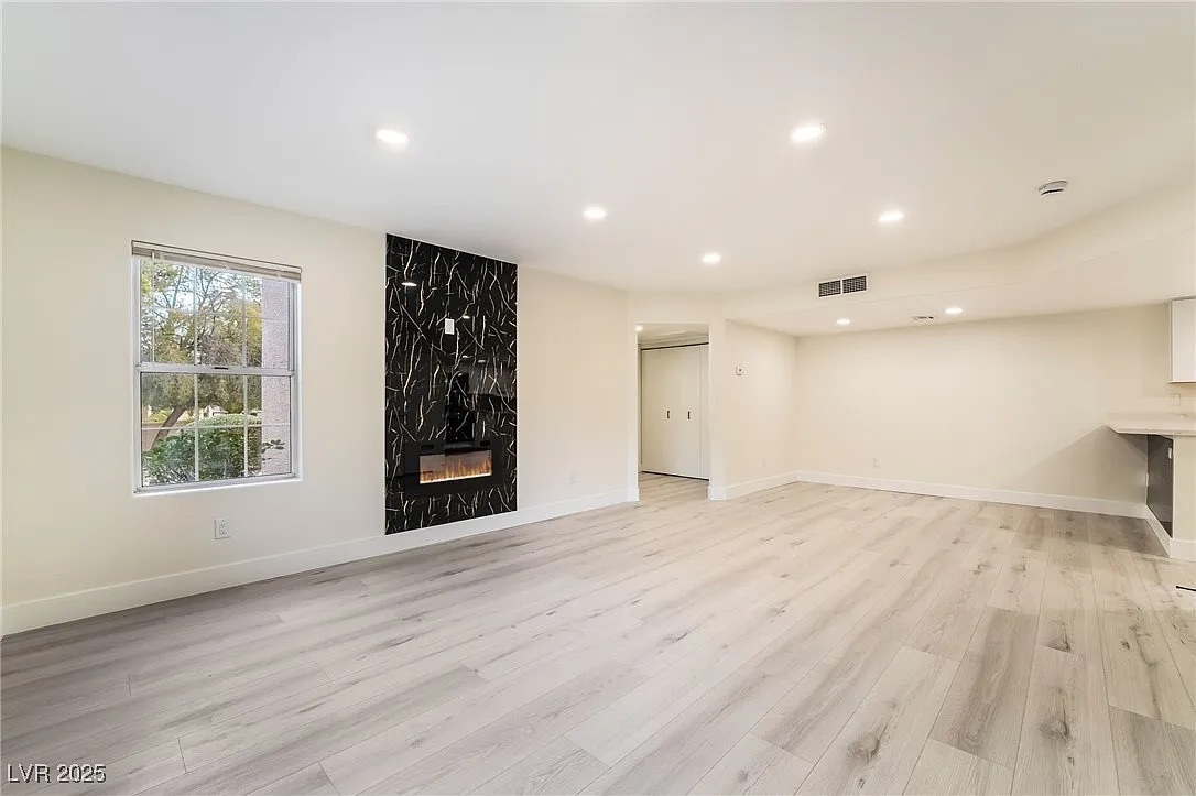 Foto principal - 9070 Spring Mountain Rd